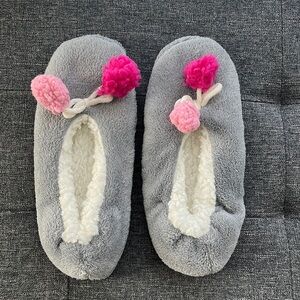 Gray Slippers with Pink Puffballs sz 6